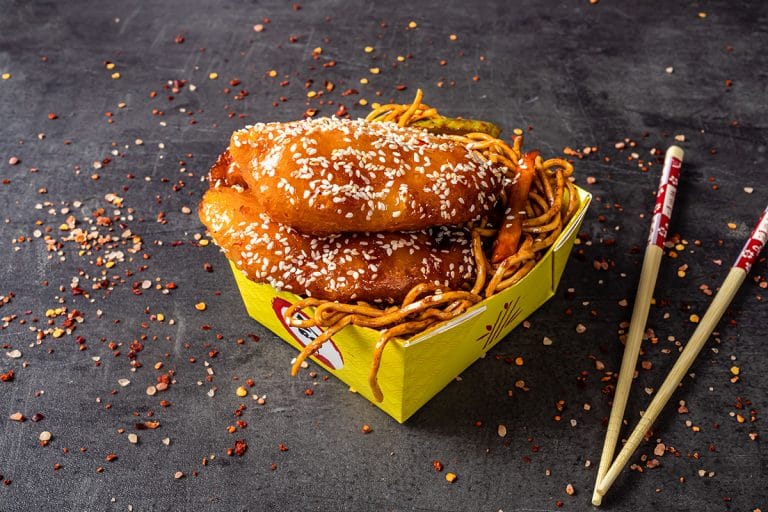 Pui caramelizat cu noodles cu pui